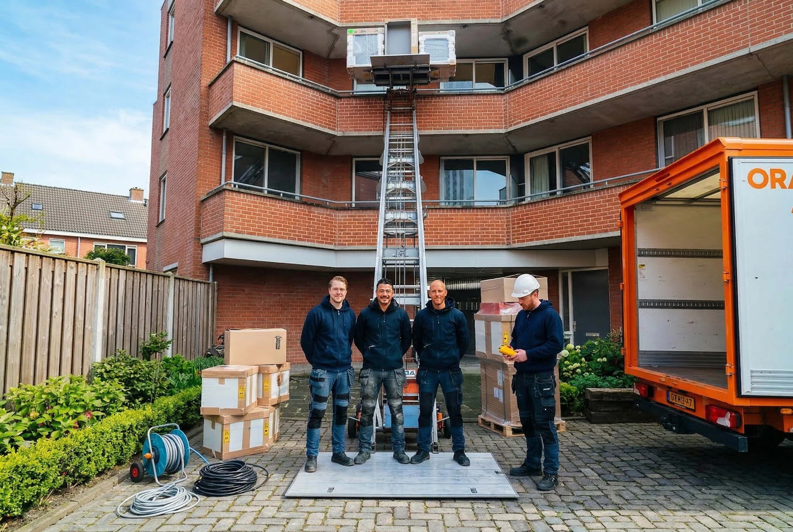 Verhuisteam aan het werk met gedalift bij appartement in Alkmaar