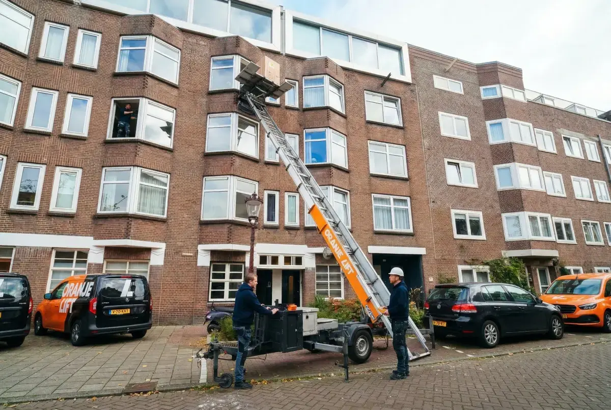 Verhuislift in actie in Alkmaar